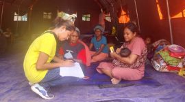 Petugas BPBD Sikka sedang melakukan data pengungsi di Waigete, Kamis (14/11)