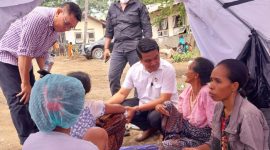 Ketua DPRD Sikka Stef Sumandi mengunjungi para pengungsi di Pos Lapangan Penanganan Pengungsi di Waigete, Kamis (14/11)