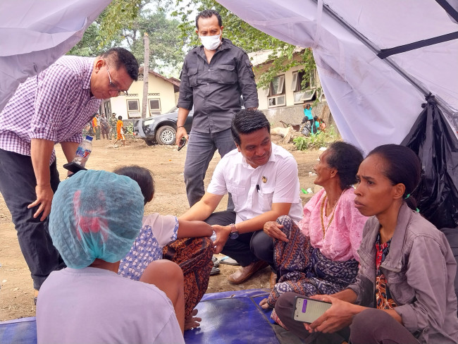 Ketua DPRD Sikka Stef Sumandi mengunjungi para pengungsi di Pos Lapangan Penanganan Pengungsi di Waigete, Kamis (14/11)