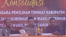 Wakapolres Sikka Kompol Nofi Posu membawakan materi pada Konsolidasi Penyelenggara Pemilihan, Sabtu (24/11)