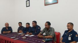 Ketua KPU Sikka Herimanto didampingi komisioner lain dan Pelaksana Tugas Sekretaris KPU Sikka menyampaikan kesiapan melaksanakan pemungutan suara, Sabtu (23/11)