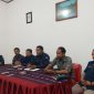 Ketua KPU Sikka Herimanto didampingi komisioner lain dan Pelaksana Tugas Sekretaris KPU Sikka menyampaikan kesiapan melaksanakan pemungutan suara, Sabtu (23/11)