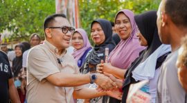 Ibu-Ibu menyambut histeris kedatangan Calon Gubernur NTT Ansy Lema