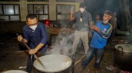 Calon Gubernur Ansy Lema sedang mengaduk nasi di dapur umum Pos Lapangan Penanganan Pengungsi di Waigete Kabupaten Sikka, Rabu (13/11) malam