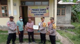 Wakapolres Sikka Kompol Nofi Posu memberikan bantuan kepedulian kepada 24 warga Kecamatan Wulanggitang yang mengungsi di Desa Dobo Nuapu'u Kecamatan Mego, Junat (15/11)
