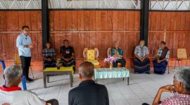 Calon Gubernur NTT Anst Lema berdialog dengan tokoh adat dan tokoh masyarakat Desa Bhera Kecamatan Mego, Kamis (14/11)