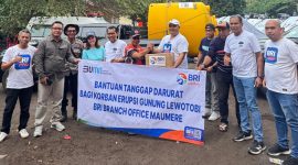 Bantuan kemanusiaan dari BRI Maumere untuk korban bencana erupsi Gunung Lewotobi Laki-Laki yang mengungi di Kecamatan Waigete, Sabtu (16/11)