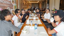 Calon Gubernur NTT Ansy Lema makan siang bersama grup musik Slank, Senin (18/11) 