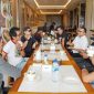 Calon Gubernur NTT Ansy Lema makan siang bersama grup musik Slank, Senin (18/11) 