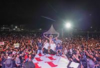 Ansy-Jane di tengah lautan manusia di Lapangan Oemanu Kefamenanu TTU, Senin (18/11) malam