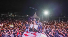 Ansy-Jane di tengah lautan manusia di Lapangan Oemanu Kefamenanu TTU, Senin (18/11) malam