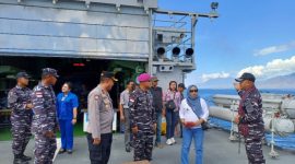 Danlanal Maumere Kolonel Marinir Anjas Wicaksono Putro bersama Penjabat Bupati Flotim Sulastri Rasyid di atas KRI Ahmad Yani 351, Minggu (17/11)