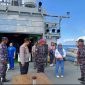 Danlanal Maumere Kolonel Marinir Anjas Wicaksono Putro bersama Penjabat Bupati Flotim Sulastri Rasyid di atas KRI Ahmad Yani 351, Minggu (17/11)