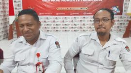 Ketua KPU Sikka Herimanto dan Divisi Teknis Penyelenggaraan Harun Alrasyid