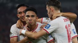 Timnas Indonesia merayakan gol Marselino Ferdinan ke gawang Timnas Arab Saudi, Selasa (19/11)