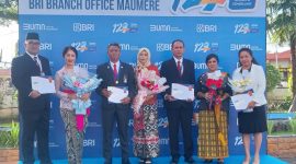 Pimpinan dan Karyawan BRI Cabang Maumere penerima penghargaan atas masa kerja 20 tahun dan 35 tahun, Senin (16/12)