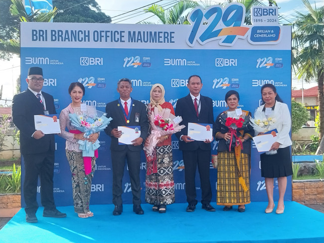 Pimpinan dan Karyawan BRI Cabang Maumere penerima penghargaan atas masa kerja 20 tahun dan 35 tahun, Senin (16/12)