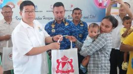 Ketua Kadin Sikka Harry Jepira menyerahkan paket bantuan dan sembako kepada orangtua balita stunting, Senin (23/12)