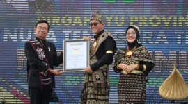 Direktur Operasional MURI Yusuf Ngadri menyerahkan piagam kepada Penjabat Gubernur NTT Andriko di Alun Alun Rumah Jabatan Gubernur NTT, Jumat (20/12)