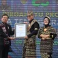 Direktur Operasional MURI Yusuf Ngadri menyerahkan piagam kepada Penjabat Gubernur NTT Andriko di Alun Alun Rumah Jabatan Gubernur NTT, Jumat (20/12)
