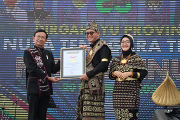 Direktur Operasional MURI Yusuf Ngadri menyerahkan piagam kepada Penjabat Gubernur NTT Andriko di Alun Alun Rumah Jabatan Gubernur NTT, Jumat (20/12)