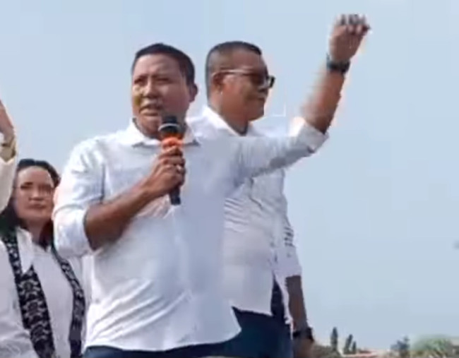 Calon Bupati dan Wakil Bupati Sikka Juventus Yoris Prima Kago dan Simon Subandi Supriadi saat kampanye akbar di Gelora Samador da Cunha, Kamis (21/11)