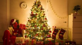 Hiasan pohon Natal menambah semarak Hari Natal