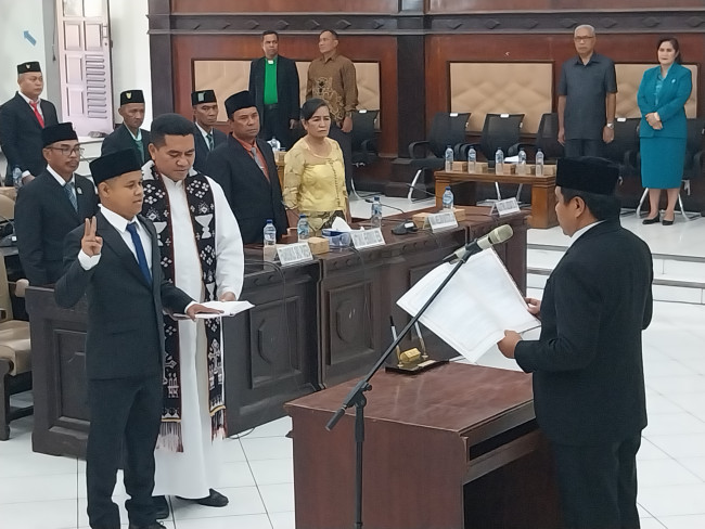 Pelantikan Piet Christian da Cunha sebagai Anggota DPRD Sikka PAW Periode 2024-2029, Senin (13/1)