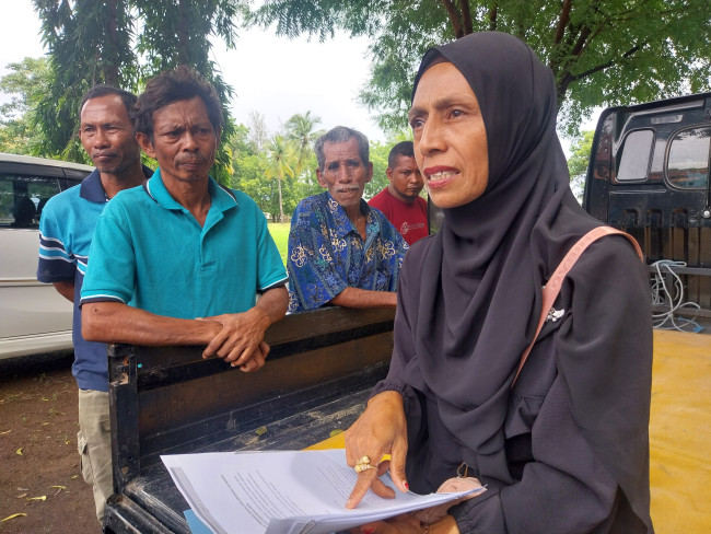 Yeni Rahmania, seorang pemilik kelong mengadukan kebijakan retribusi yang melanggar aturan