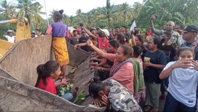 Ratusan warga melakukan perlawanan terhadap kegiatan pembersihan lahan eks HGU di Kabupaten Sikka, Rabu (22/1)