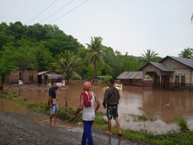 Beberapa rumah di Dusun Habihodot Desa Talibura di Kabupaten Sikka terendam banjir bandang, Rabu (1/1)