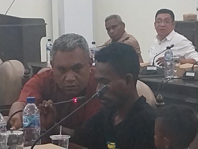 Romanus Moa Nong, suami MMS memberikan keterangan saat RDP DPRD Sikka atas kasus kematian bayi dan ibu, Rabu (8/1) 