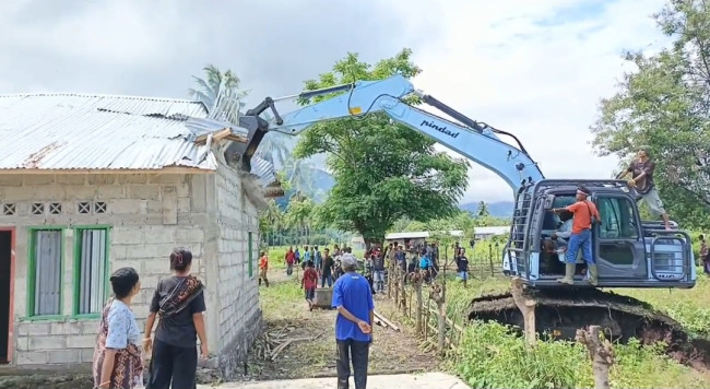 Alat berat merobohkan rumah yang dibangun di lahan eks HGU di Kabupaten Sikka, Rabu (22/1)