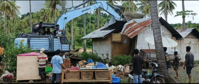 Pembersihan bangunan di lahan HGU milik PT Krisrama, Rabu (22/1)