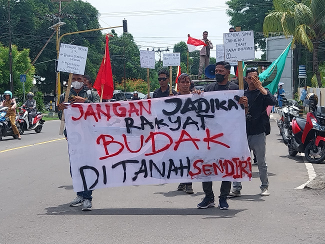 Aksi Damai EK LMND dan Hipermata terkait masalah HGU di Kabupaten Sikka, Senin (3/2)