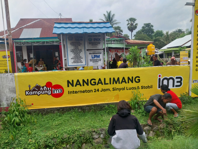 Latar depan Kantor Kelurahan Nangalimang