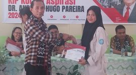 Imas Yunajiah, mahasiswa D3 Keperawatan Stikes Santa Elisabeth menerima sertifikat KIP Kuliah Aspirasi dari Penjabat Bupati Sikka, Sabtu (15/2) 