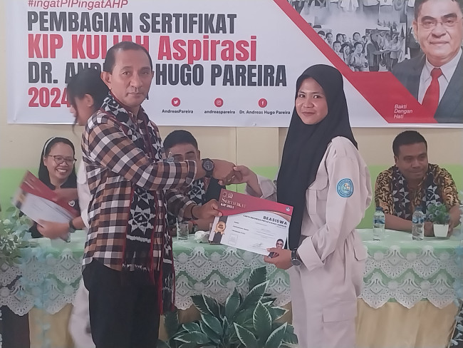 Imas Yunajiah, mahasiswa D3 Keperawatan Stikes Santa Elisabeth menerima sertifikat KIP Kuliah Aspirasi dari Penjabat Bupati Sikka, Sabtu (15/2) 