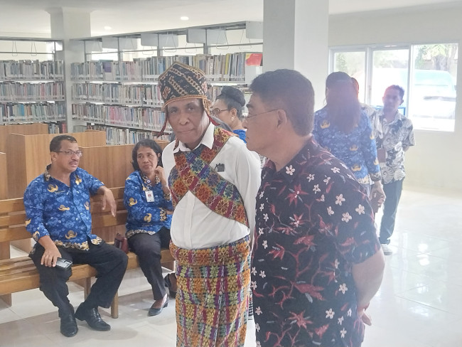 Anggota DPR RI Andreas Hugo Pareira mengunjungi Gedung Perpustakaan Daerah Kabupaten Sikka, Senin (17/2)
