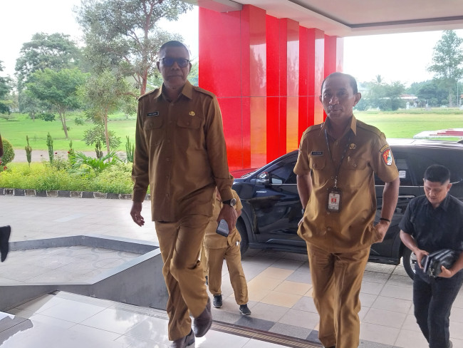 Wabup Sikka Simon Subandi Supriadi masuk Kantor Bupati Sikka pada hari pertama kerja, Senin (24/2)