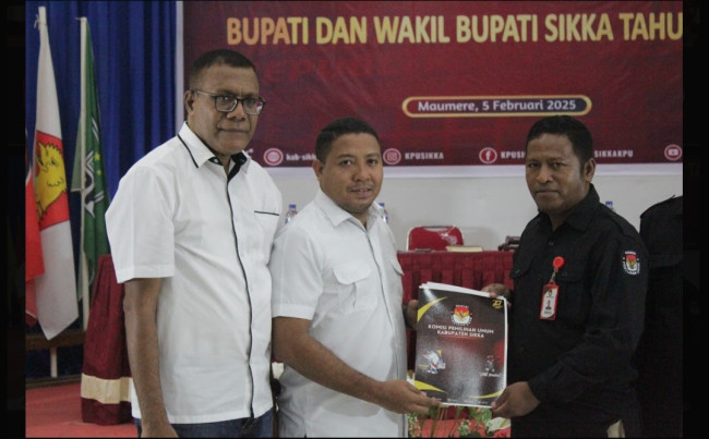 Bupati Sikka Terpilih Juventus Yoris Prima Kago menerima dokumen Berita Acara dan Salinan Keputusan KPU Sikka tentang Penetapan Pasangan Calon Bupati dan Wakil Bupati Sikka Terpilih, Rabu (5/2)  