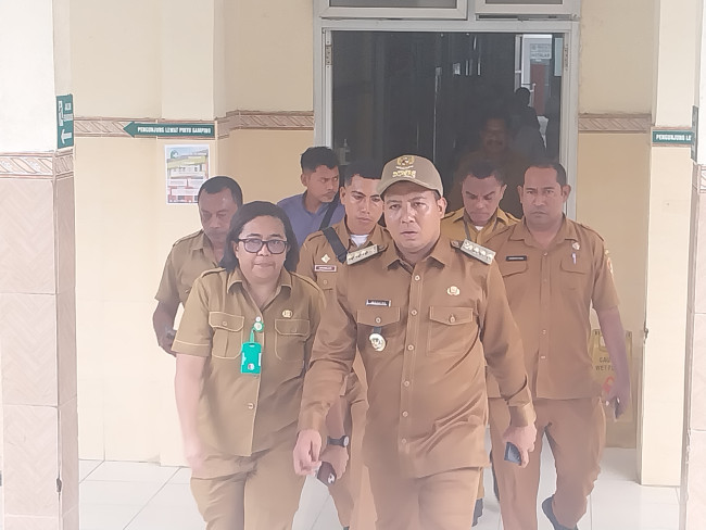 Bupati Sikka Juventus Prima Yoris Kago sidak di RSUD TV Hillers Maumere, Senin (3/3)