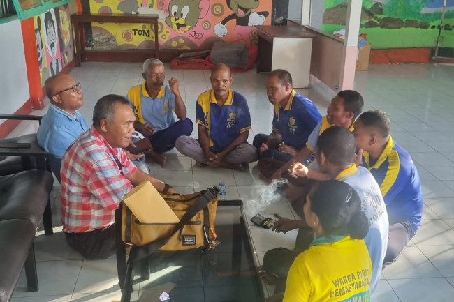 Antonius Yohanis Bala dalam sebuah kesempatan bersama para terdakwa pembakaran plang PT Krisrama