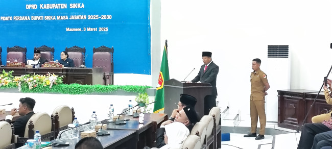 Bupati Sikka Juventus Prima Yoris Kago menyampaikan pidato perdana di Gedung DPRD Sikka, Senin (3/3)