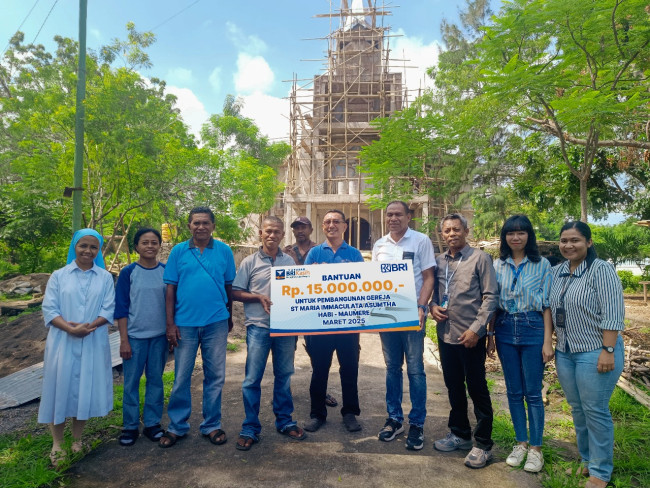 Penjabat Sementara Kepala BRI Cabang Maumere Fransiskus Saferius Ngeo menyerahkan bantuan secara simbolis untuk  Pembangunan Gereja Habi, Kamis (6/3) 