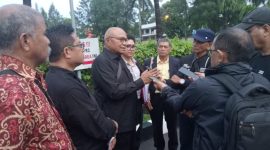 Kuasa Hukum PT Krisrama Petrus Selestinus memberikan keterangan kepada wartawan usai melapor dugaan tindak pidana atas HGU Nangahale, Jumat (21/3) 