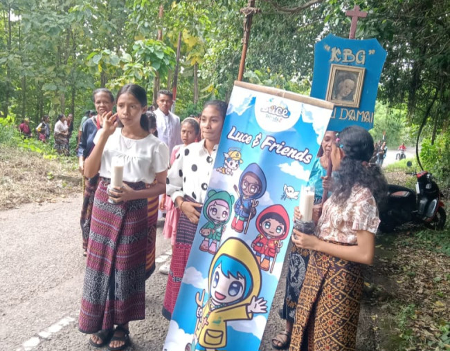 Umat Stasi Blatat Paroki Bolawolon mengikuti Ziarah Yubileum Tingkat Paroki Ili, Kamis (20/3)