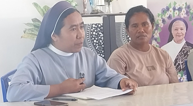 Koordinator TRuK F Suster Fransiska Imakulata SSpS mendampingi istri korban TPPO saat konperensi pers terkait kasus TPPO yang melibatkan Caleg Terpilih DPRD Sikka, Kamis (27/6/2024)