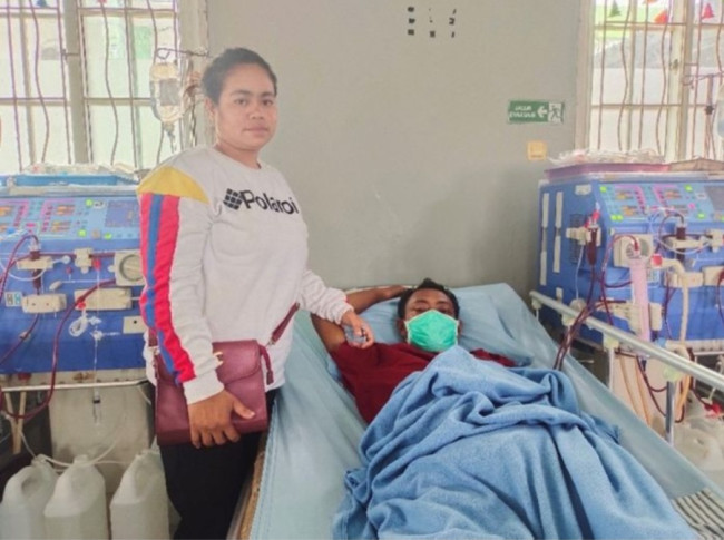 Densiana Yunianti sedang mendampingi suaminya yang menjalani cuci darah