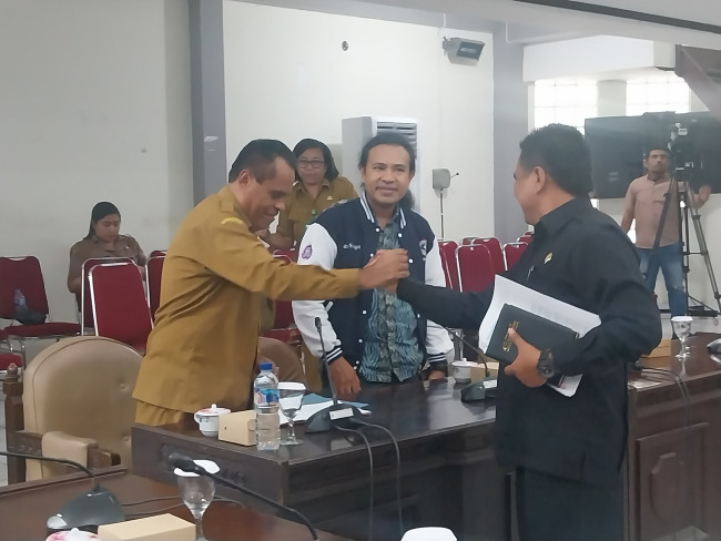 Dokter Remidason Riba hadir pada Rapat Kerja bersama DPRD Sikka, Senin (14/4)